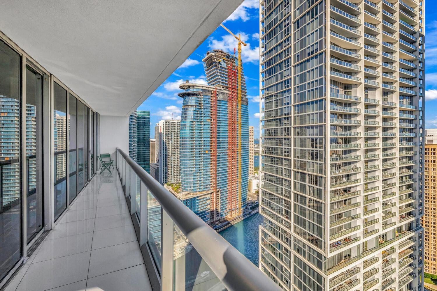 Large In W With Bay Views Apartamento