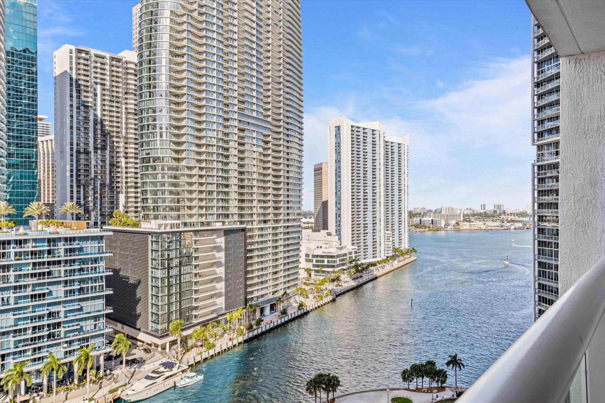 Large In W With Bay Views Apartamento *