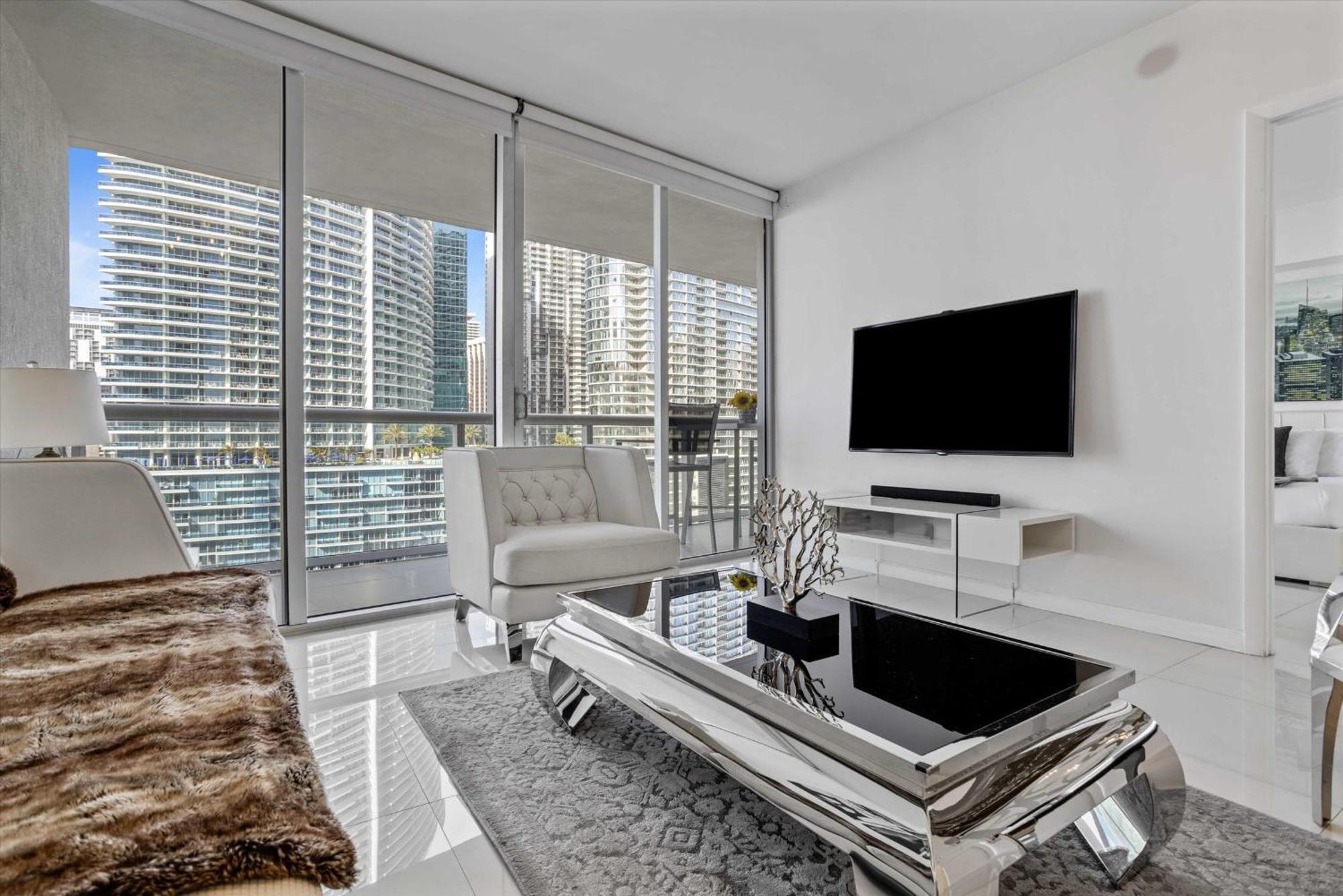 Large In W With Bay Views Apartamento