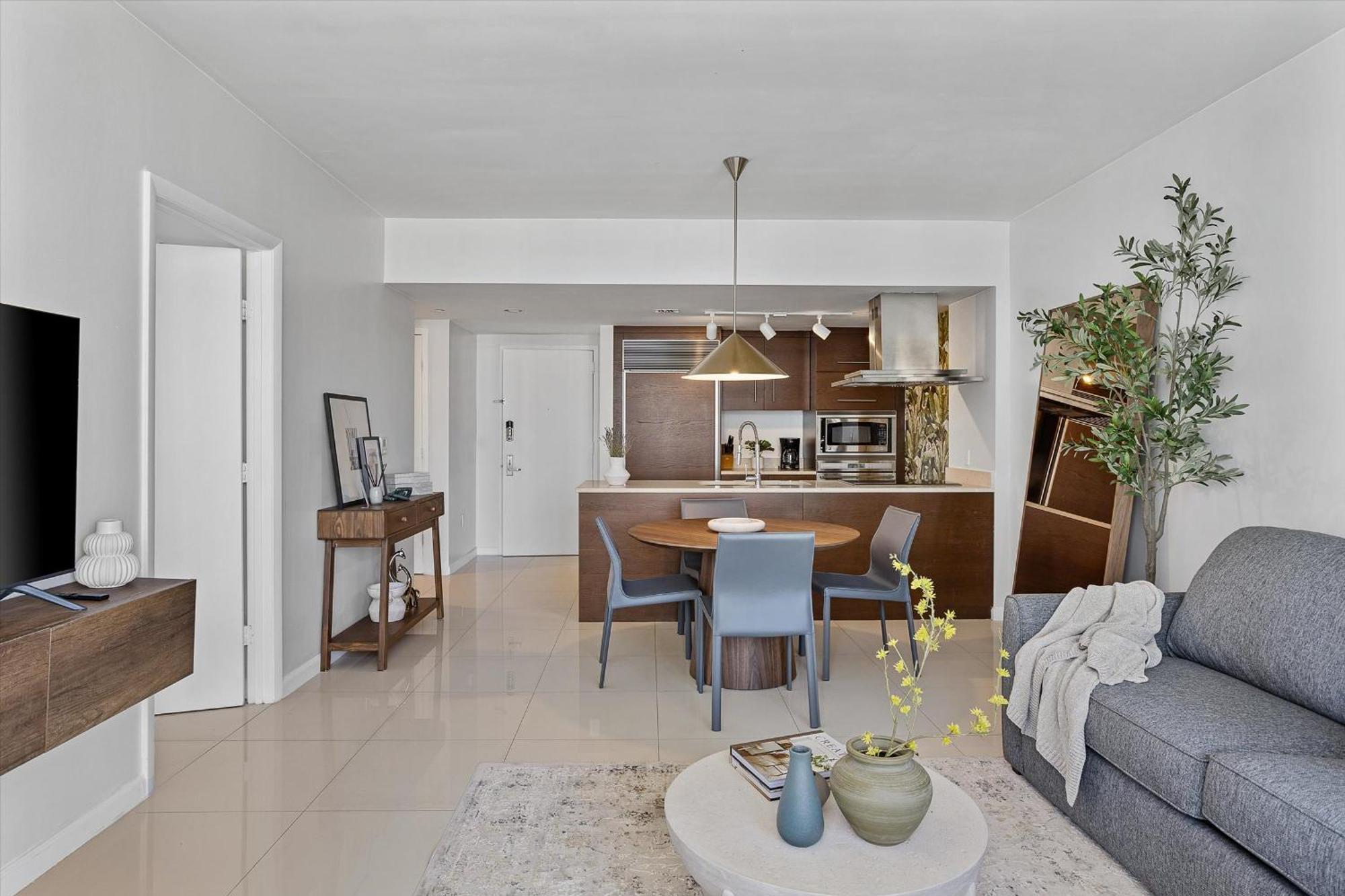 Large In W With Bay Views Apartamento